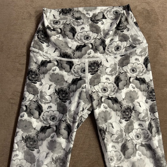 🖤HP🖤 Floral Leggings - Black & White - Picture 4 of 6